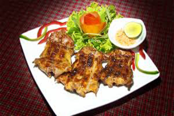 Chuột dừa nướng chấm với nước tương, muối tiêu hay nước nắm tỏi ớt đều ngon cả. Mùi vị thịt chuột dừa nướng tỏa mùi rất thơm, ngon, hấp dẫn, ăn không ngán. Người dân xứ dừa thường dùng món ăn này với cơm nếp nấu nước cốt dừa hay xôi rất tuyệt.