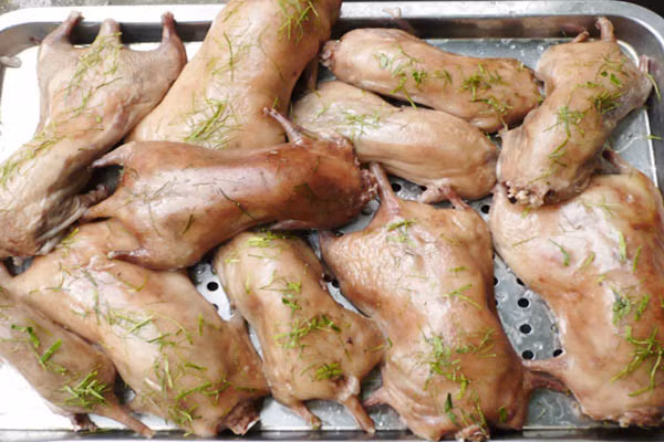 1. Chuột dừa chín hơi cơm: Chuột dừa được chế biến thành nhiều món như nướng, hấp, nấu cà ri… Nhưng theo những người sành ăn thì ngon nhất vẫn là thịt chuột dừa hấp nồi cơm.