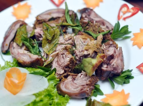 Cơm chín thì đồng thời thịt chuột cũng chín tới và bốc mùi thơm. Thịt chuột dừa trắng phau và có một mùi thơm đặc biệt. Lấy chuột ra xé phay trộn với rau răm, chấm với muối tiêu, muối ớt vắt chanh, còn ngon gấp bội phần thịt gà đồi.