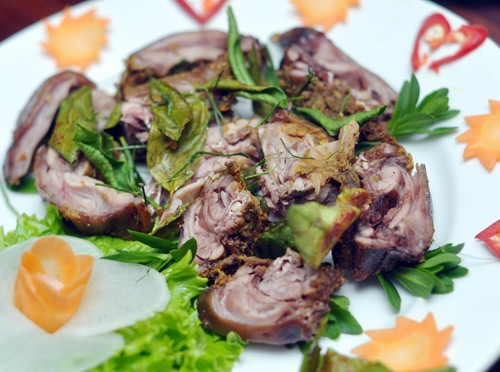 Cơm chín thì đồng thời thịt chuột cũng chín tới và bốc mùi thơm. Thịt chuột dừa trắng phau và có một mùi thơm đặc biệt. Lấy chuột ra xé phay trộn với rau răm, chấm với muối tiêu, muối ớt vắt chanh, còn ngon gấp bội phần thịt gà đồi.