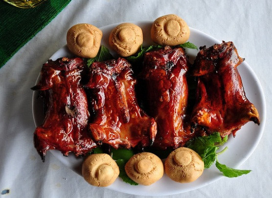 Chuột dừa có hình dáng giống chuột đồng nhưng có bộ răng sắc nhọn hơn để cắn phá cây dừa. Các món ngon từ chuột dừa đã trở thành đặc sản không thể bỏ qua khi tới Bến Tre.