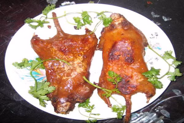 Cách chế biến rất đơn giản, chỉ hơi tốn thời gian. Đầu tiên, chuột dừa làm xong rửa sạch với rượu, chanh hoặc dấm chua cho hết tanh, sau đó ướp đầy đủ các loại gia vị như ớt, tỏi, ngũ vị hương, nước mắm, đường, bột ngọt. 15 phút sau gia vị thấm, bắc lên chảo xào sơ, rồi đổ nước dừa vào, cho lửa liu riu và lật qua lật lại đến lúc vàng ươm là được.