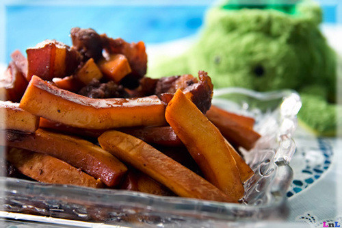 Nước cạn lại tiếp tục châm thêm đến 2, 3 lần rồi mới bắc xuống, rắc thêm đậu phộng rang. Món này ăn kèm xà lách rau thơm, muối tiêu chanh. Nếu qua xứ Dừa, hãy nếm thử một lần những đặc sản thơm nức mũi này. Ảnh: Internet.