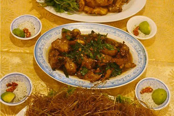 4. Chuột kho dừa: Ngoài món chuột nướng, chuột quay lu nức tiếng thì chuột dừa kho dừa cũng là món hấp dẫn thực khách. Những miếng chuột được tẩm ướp, chiên vàng rồi kho cùng nước dừa để vị ngọt thấm đều.