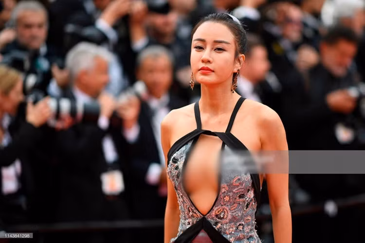 Một nhân vật vô danh từ Trung Quốc cũng mặc hở bạo nhằm khoa thân ở Cannes 2019.