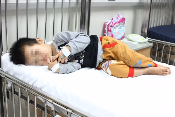 Canh bao nhung truong hop tre nho uong nham thuoc dang so gan day