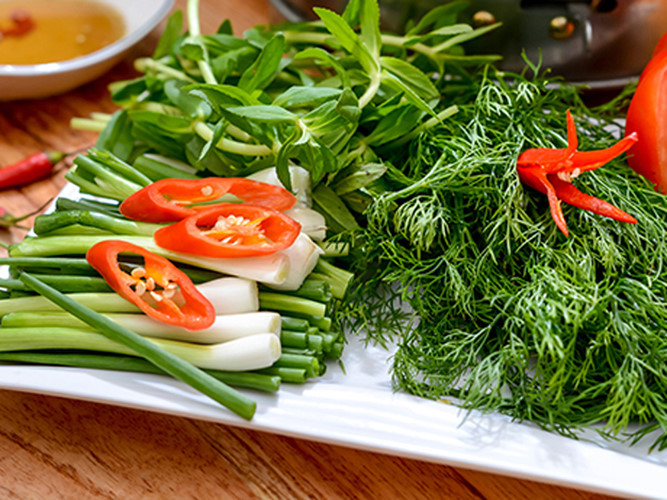 Không chỉ hấp dẫn bởi cách trình bày sống động, cá âm dương có khả năng hút khách là nhờ những thớ thịt sốt thơm lừng, ngọt mát. Cá được ăn kèm với các loại rau sống để át đi mùi tanh.