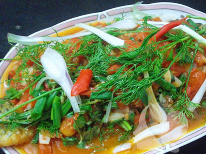 Phải là những đầu bếp “cao thủ” trong nghề mới có thể cho ra lò đĩa cá trình bày cầu kỳ, đẹp mắt và sống động như đang bơi.