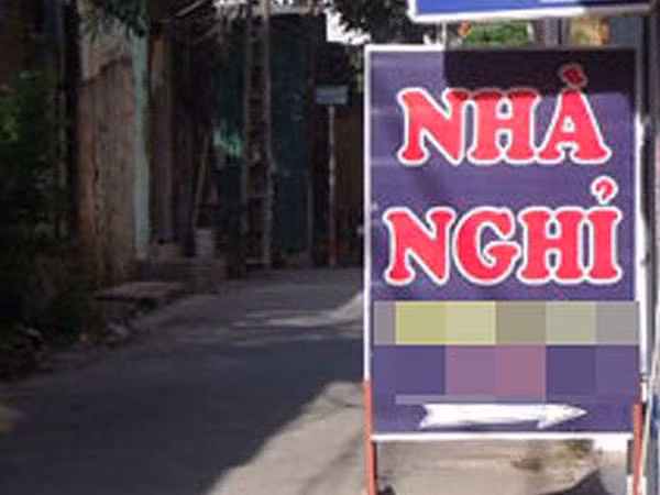 Xon xao clip ‘bat tai tran’ 2 giao vien quan he bat chinh trong nha nghi