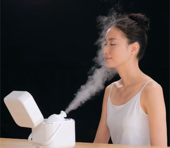 Xông hơi mặt bằng nước nóng: Xông hơi giúp làm giãn nở mạch máu dưới da, kích thích lưu thông khí huyết, đào thải chất độc khỏi da. Xông hơi da mặt với một chút tinh dầu giúp làm giảm căng thẳng, mệt mỏi, mang lại làn da săn chắc.