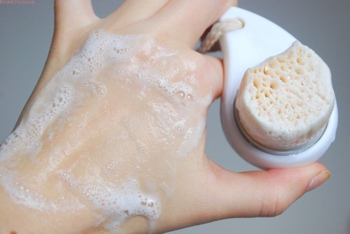 Dùng cọ rửa mặt: Cọ rửa mặt giúp làm sạch mụn đầu đen, mụn cám hiệu quả. Nhờ những sợi lông siêu nhỏ, cọ rửa mặt có thể len sâu vào bề mặt da, lấy đi những sợi bã nhờn và bụi bẩn mà không khiến da bị tổn thương hay bào mòn.