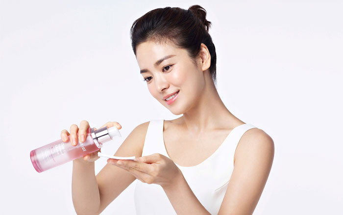 Thoa nước hoa hồng: Sau khi rửa mặt, thoa nước hoa hồng để làm sạch bụi bẩn và ngăn các chất có hại từ môi trường xâm nhập vào bên trong da, làm giảm hiện tượng lão hóa sớm và tắc nghẽn lỗ chân lông.