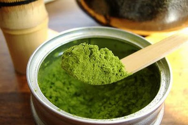 Đắp mặt nạ trà xanh: Trà xanh matcha có lẽ chính là một trong những “quốc phẩm” của nước Nhật. Trong chu trình làm đẹp tự nhiên của phụ nữ Nhật Bản, matcha đóng vai trò rất quan trọng giúp da trắng mịn, ngừa lão hóa.
