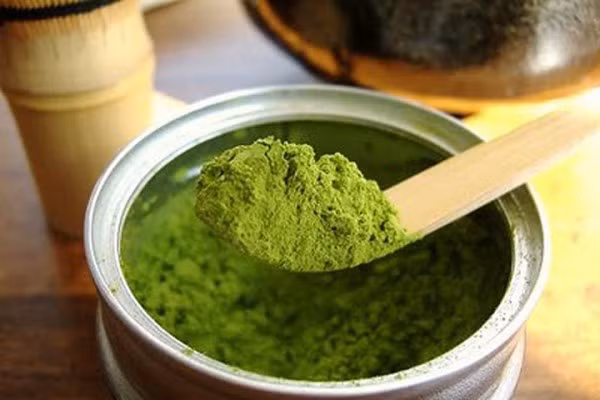 Đắp mặt nạ trà xanh: Trà xanh matcha có lẽ chính là một trong những “quốc phẩm” của nước Nhật. Trong chu trình làm đẹp tự nhiên của phụ nữ Nhật Bản, matcha đóng vai trò rất quan trọng giúp da trắng mịn, ngừa lão hóa.