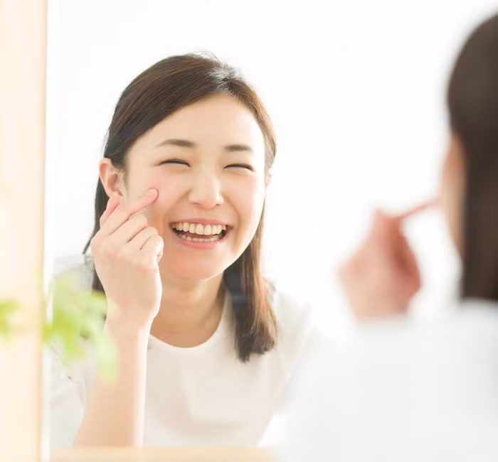 Thư giãn cơ mặt: Hạn chế nhăn trán, nhíu mày để tránh hình thành nếp nhăn sâu trên da. Giữ tâm trạng luôn vui vẻ là cách làm đẹp hiệu quả nhất. Ảnh: Internet.