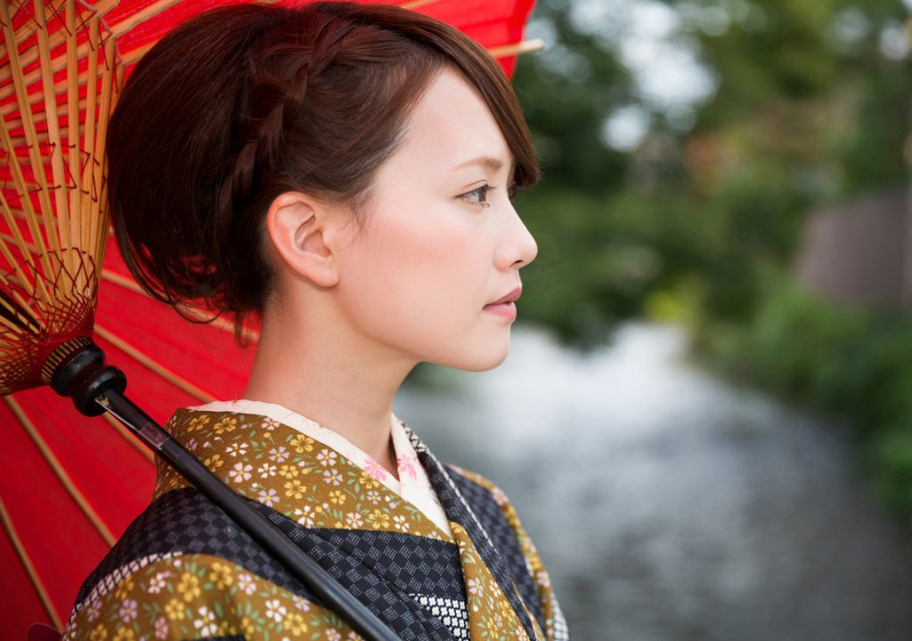 Làn da trắng sáng mịn của phụ nữ Nhật Bản là niềm ao ước của phái đẹp trên thế giới. Các nhà khoa học đã chứng minh vẻ đẹp ấy không xuất phát từ gene đặc biệt nào mà nhờ sự kiên trì và một số bí quyết làm đẹp truyền đời.