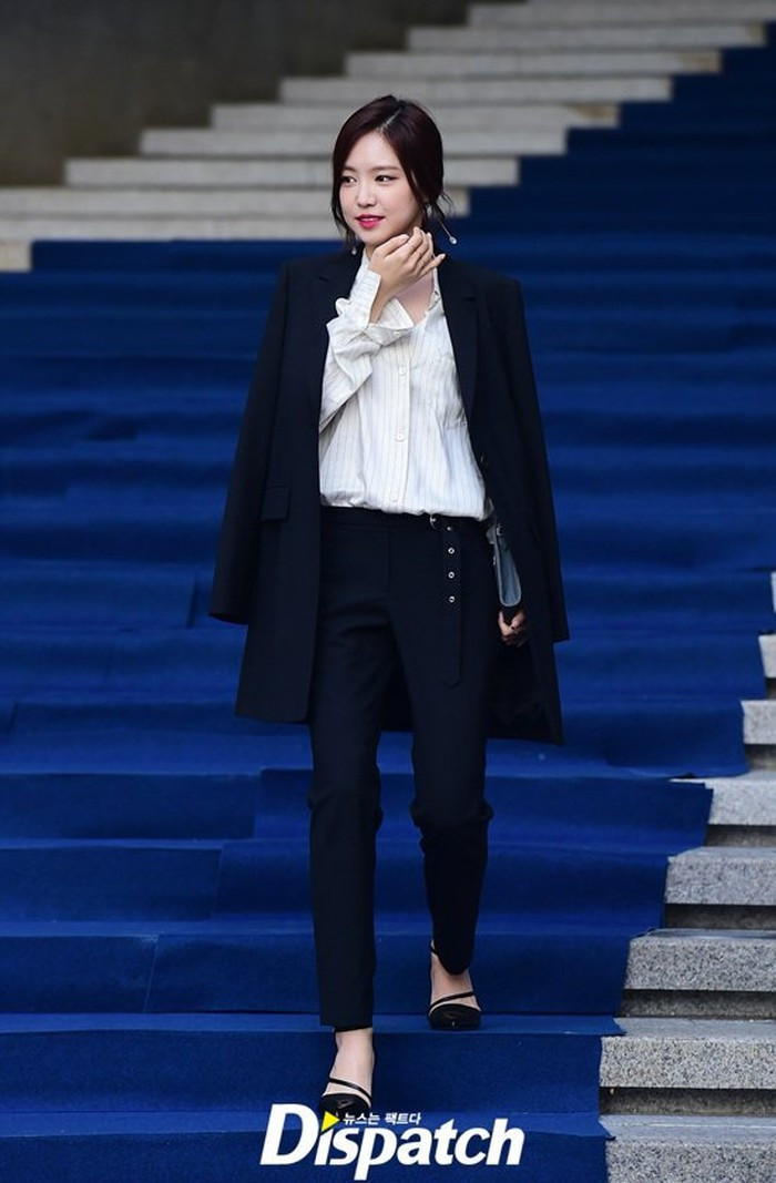 Nữ ca sĩ có các phối đồ rất tinh tế khi xuống phố.