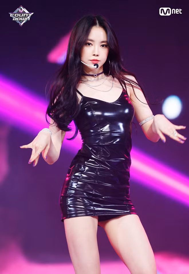 Đảm nhận vai trò là gương mặt đại diện của nhóm A Pink, Son Naeun sở hữu khuôn mặt xinh đẹp và thân hình cân đối. Không những thế, mỹ nhân sinh năm 1994 còn có phong cách thời trang gợi cảm, thời thượng và vô cùng nữ tính.