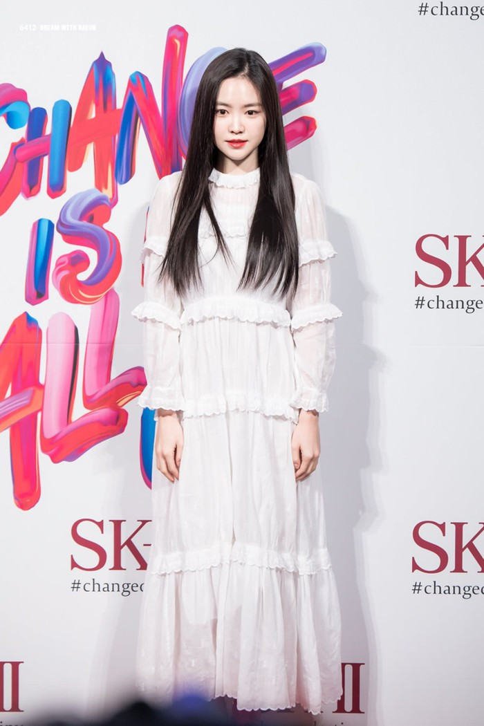 Cô ưu tiên những bộ cánh đơn sắc khi đi sự kiện.