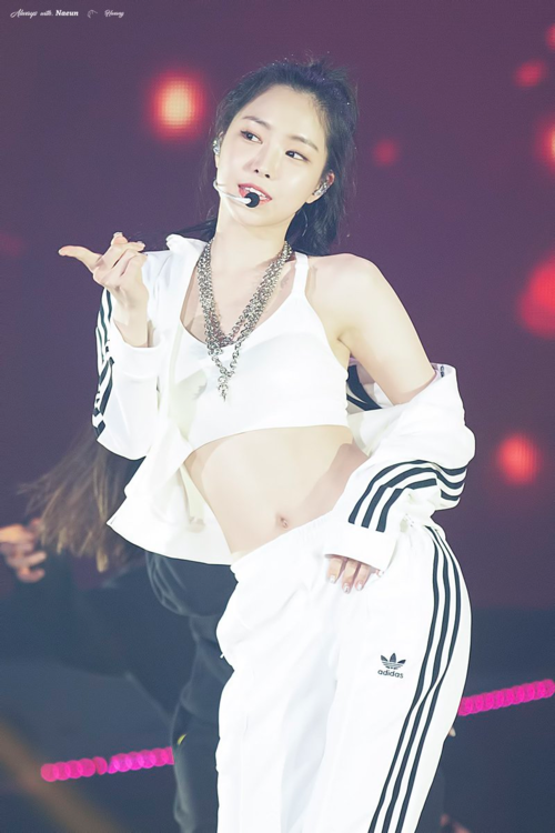 Thời trang trên sân khấu của Na Eun hướng đến sự gợi cảm, quyến rũ.