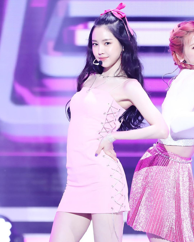 Người đẹp sinh năm 1994 khoe vẻ gợi cảm với váy hai dây.