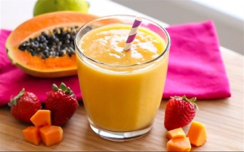 Hay một món sinh tố trái cây để chữa trĩ đơn giản: Đu đủ chín 50g, hồng xiêm chín 50g, dâu tây 50 xay sinh tố uống ngày 1 - 2 lần. Ngoài ra, tăng cường ăn các món khác chế biến chủ yếu có nhiều rau như dấp cá, rau diếp, rau đắng, giá đậu, mồng tơi, rau đay, rau lang, đậu bắp và trái cây tươi đều tốt.