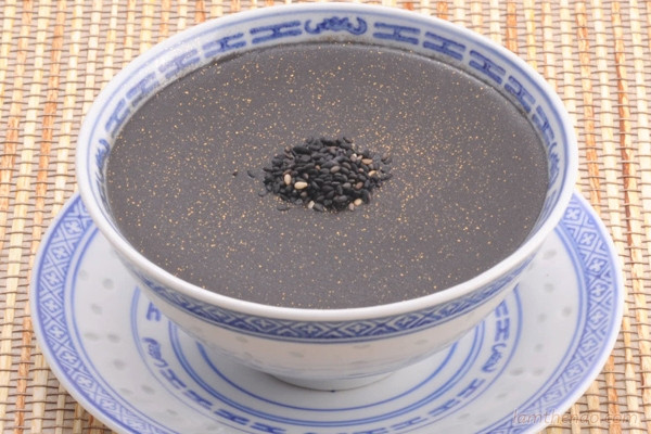 Cháo bột vừng đen: vừng đen sao vàng tán nhỏ cho vào lọ mỗi lần dùng 20-30g pha đường uống thường xuyên.