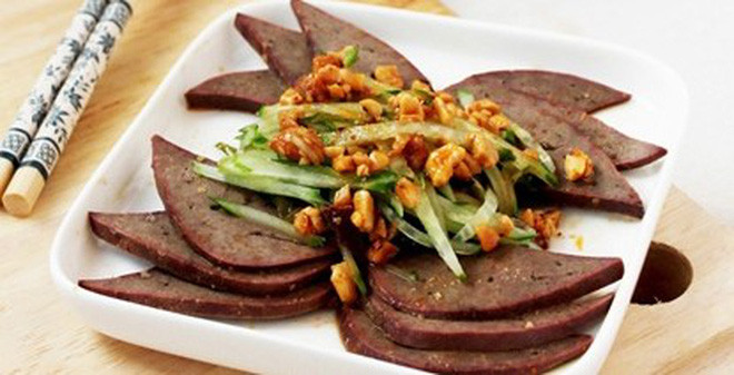 Do bệnh trĩ gây mất máu mạn tính nên người bệnh dễ bị thiếu máu, vì vậy nên chế độ ăn cho bệnh nhân cần bổ sung nhiều thực phẩm giàu chất sắt như: gan gà, cua hấp, cá ngừ, mận, mơ khô, nho khô, hạt hướng dương, hạt điều, hạnh nhân, mè, khoai tây luộc, rau bó xôi, bông cải xanh nấu chín, dưa đỏ, rau cần, mộc nhĩ đen (nấm mèo đen), vừng (mè đen), … 