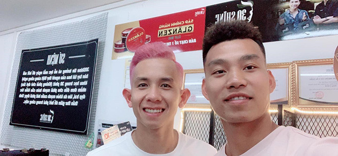 Để có thể hoàn thiện được kiểu tóc mới này, Văn Thanh đã phải ngồi tại tiệm tóc gần nửa ngày. Với diện mạo nổi bật, hy vọng dàn sao ĐT Việt Nam sẽ mang đến cho người hâm mộ một trận cầu đầy hấp dẫn vào ngày 5/9 tới.