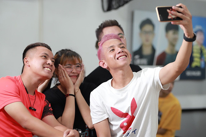 Kiểu tóc "hường phấn" mới của Hồng Duy quả thực rất hợp với nickname của anh chàng - Duy Pinky.