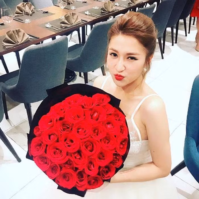 Từng có thời gian gặp khó khăn nhưng giờ đây Vân Navy có cuộc sống nhung lụa cùng chồng đại gia khiến bao người ghen tỵ. Chồng Vân Navy là Trần An Tân (29 tuổi) sinh sống tại TP.HCM. Anh từng du học nước ngoài, đang làm cho một công ty về bất động sản và hỗ trợ công việc kinh doanh của gia đình. Cặp đôi đã tổ chức ăn hỏi ngày 7/8/2018 và cưới vào tháng 1/2019.