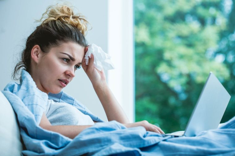 Không chữa bệnh cảm lạnh: Nhiều người nghĩ rằng bệnh cảm lạnh sẽ tự khỏi sau 1 giấc ngủ nên rất chủ quan, không giữ gìn thân thể. Mà bệnh cảm lạnh dai dẳng chính là nguyên nhân trực tiếp khiến bạn ho mãi không thôi.