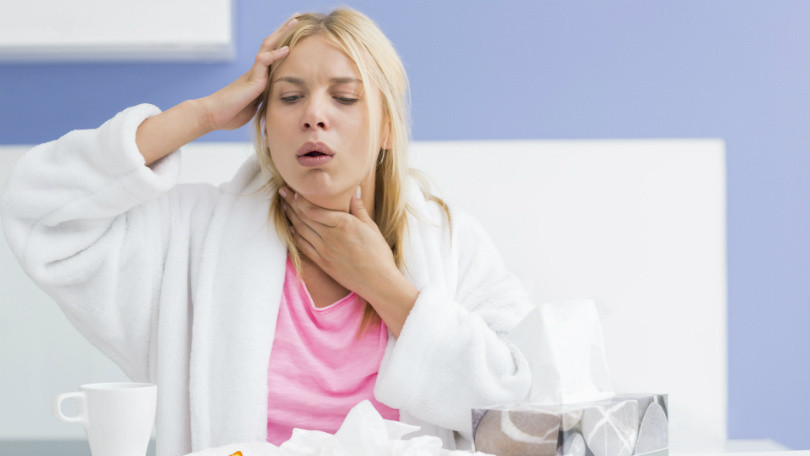 Trào ngược axit: Bệnh trào ngược dạ dày thực quản (GERD) có liên quan với khoảng 25% các trường hợp ho mạn tính. Khi axit chảy ngược lên thực quản, nó có thể kích thích các đầu mút dây thần kinh, gây ho dai dẳng. Nhưng có thể rất khó chẩn đoán. Không phải ai bị GERD cũng bị ợ nóng. Nếu bạn bị ho sau bữa ăn, khi nằm ngủ vào ban đêm, hoặc khi thức dậy vào buổi sáng, hoặc có những khi nói giọng khàn khàn cùng với ho, đó là những gợi ý về bệnh trào ngược.