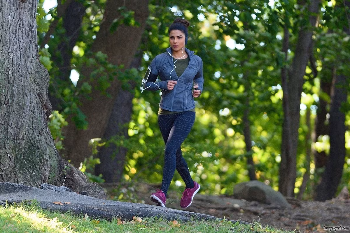 Bi quyet lam dep cua cuu hoa hau Priyanka Chopra lay chong kem 10 tuoi-Hinh-3