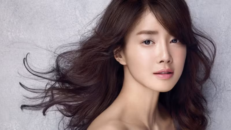 Là một người hoạt động trong ngành giải trí nổi tiếng khắc nghiệt, có những lúc phải thử thách mình để phù hợp với vai diễn, nhưng Lee Si Young luôn nhắc nhở bản thân phải giữ quan điểm tích cực về mọi việc. Đây cũng là bí quyết giúp cô trẻ lâu hơn so với nhiều mỹ nhân cùng tuổi. Ảnh: Internet.