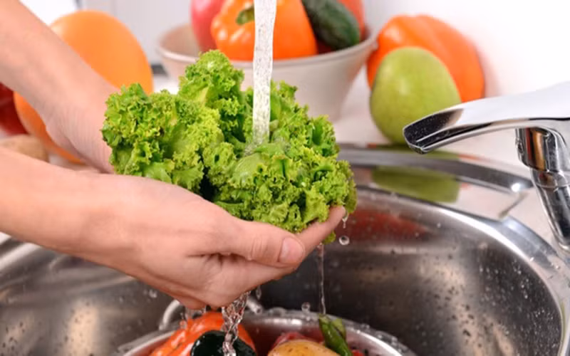 Rửa sạch rau rồi mới chế biến: Nhiều người có thói quen thái rau trước khi rửa, thói quen này sẽ tạo điều kiện cho các loại vi khuẩn có cơ hội hoạt động và lây nhiễm trực tiếp vào rau. Vì vậy, nên rửa sạch rau trước khi chế biến.