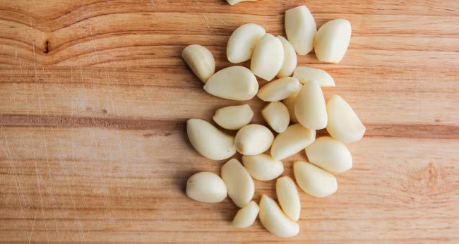 Tỏi sẽ ngăn ngừa hầu hết bệnh nhiễm khuẩn nếu được sử dụng đúng cách. Tính chất diệt nấm và diệt khuẩn khiến tỏi trở thành công cụ chống lão hóa cho làn da.