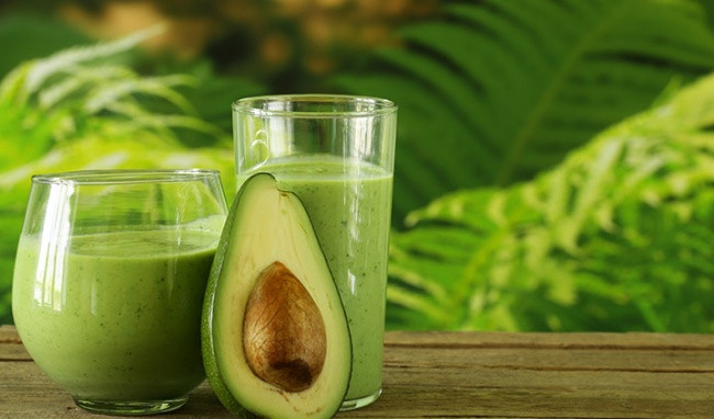 Quả bơ: Ăn một quả bơ mỗi ngày làm giảm mức cholesterol và hỗ trợ quá trình tái tạo, trẻ hóa làn da. Nó còn cung cấp cho bạn vitamin C, kali, các chất chống oxy hóa và axit folic.