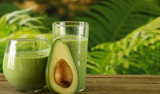 Quả bơ: Ăn một quả bơ mỗi ngày làm giảm mức cholesterol và hỗ trợ quá trình tái tạo, trẻ hóa làn da. Nó còn cung cấp cho bạn vitamin C, kali, các chất chống oxy hóa và axit folic.