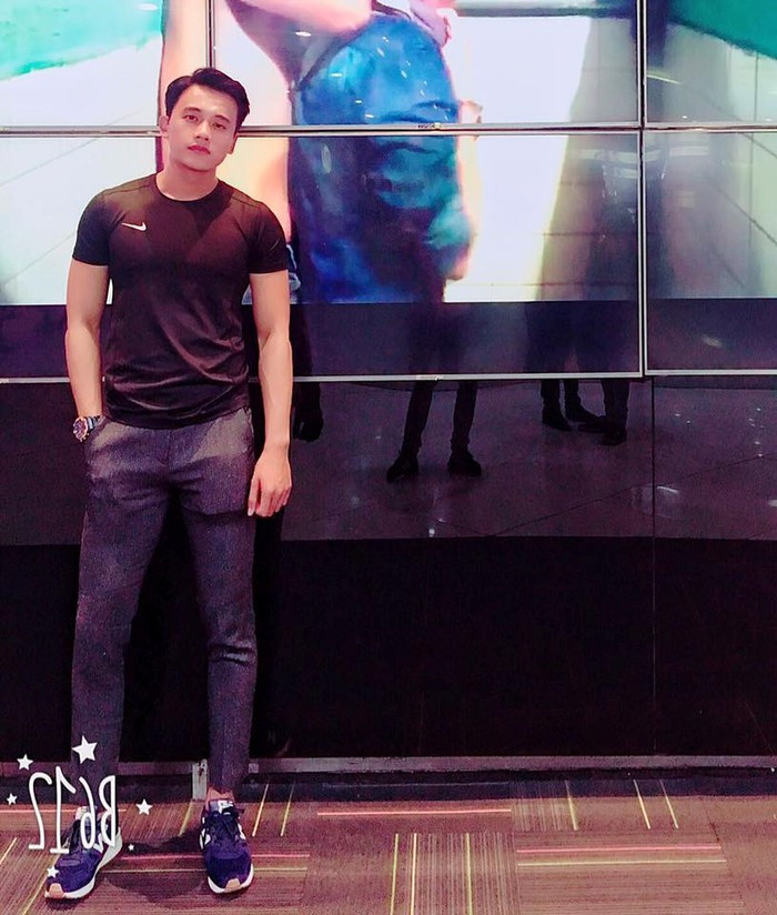Anh diện đồ thể thao cũng đầy nam tính.