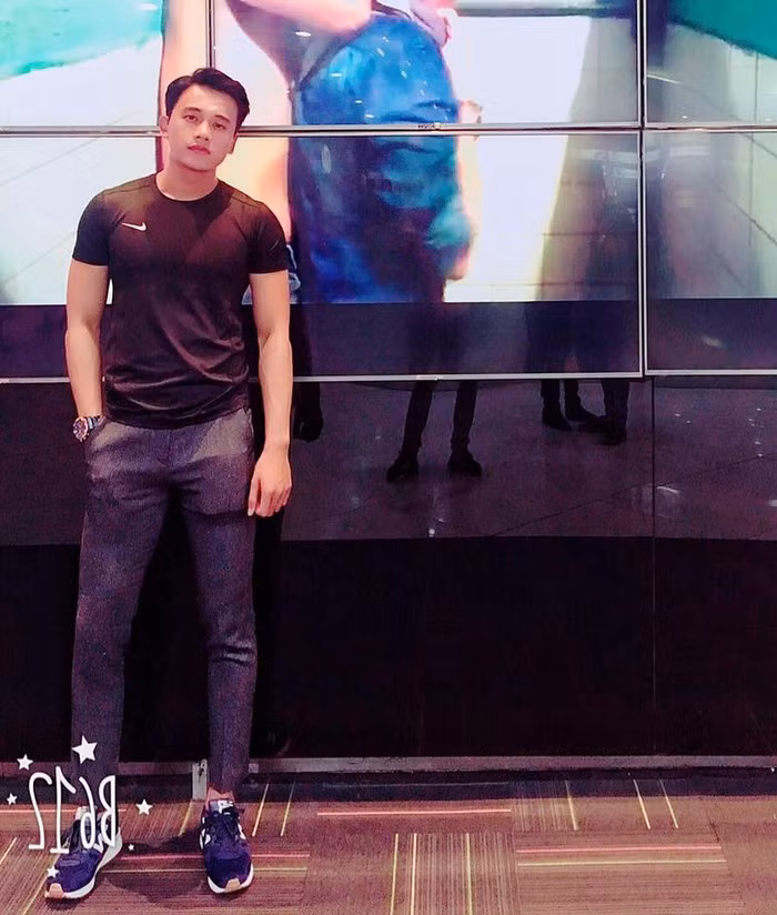 Anh diện đồ thể thao cũng đầy nam tính.