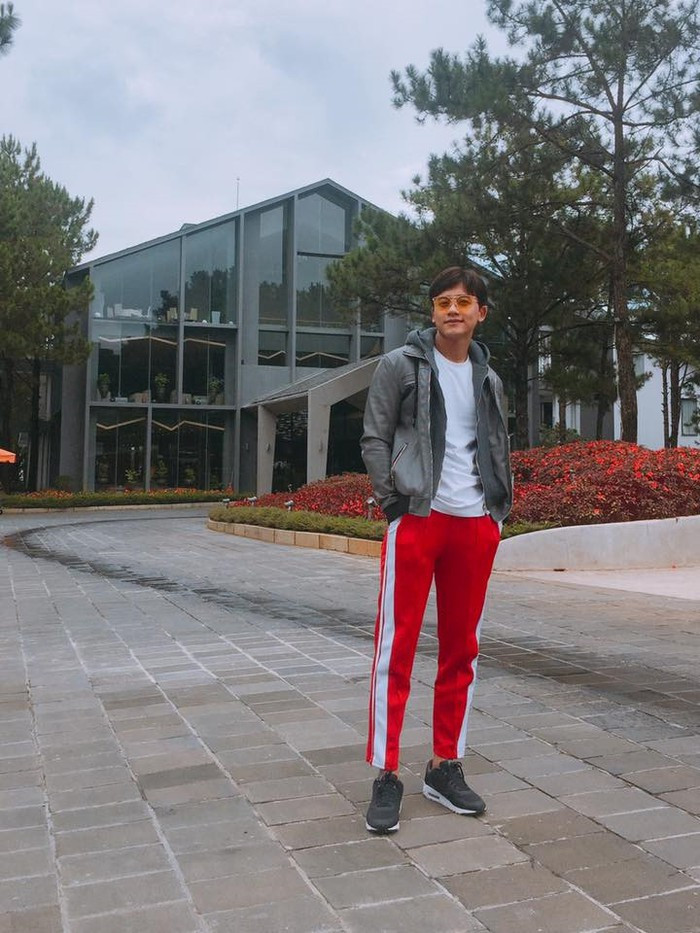 Giầy sneaker là item ưa chuộng của anh chàng.