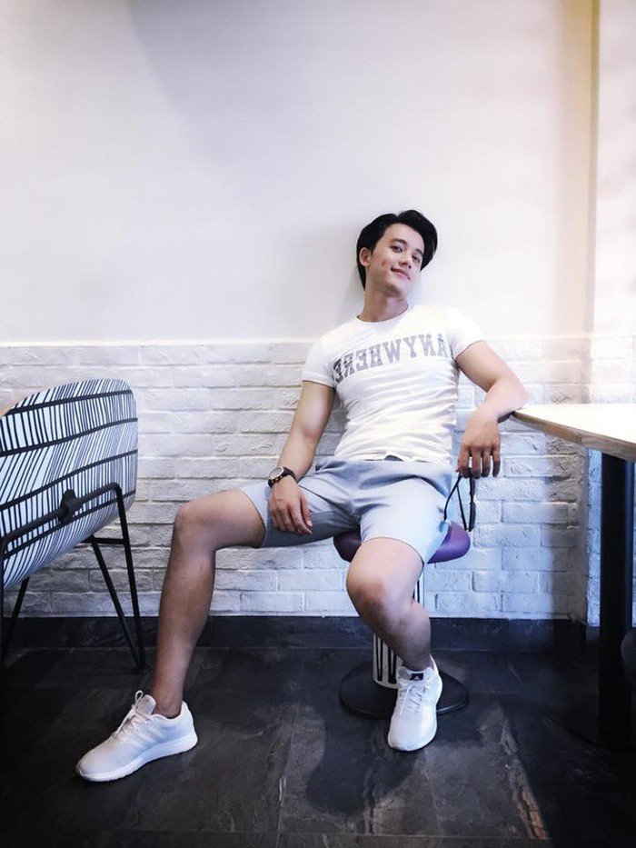 Diện đồ basic đơn giản nhưng vẫn cực kì bắt mắt.