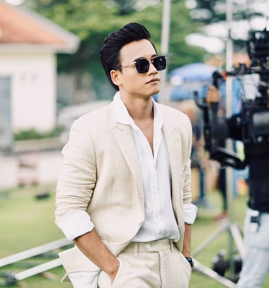  Ngoại hình sáng láng mỗi khi xuất hiện trên sân khấu và truyền hình, ngoài đời Mai Tài Phến cũng rất được lòng người hâm mộ bởi phong cách thời trang sành điệu, nam tính và lịch lãm biến hóa.