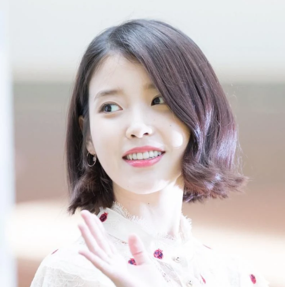 Một chút xoăn nhẹ với mái tóc ngắn giúp cô nàng càng thêm xinh đẹp.