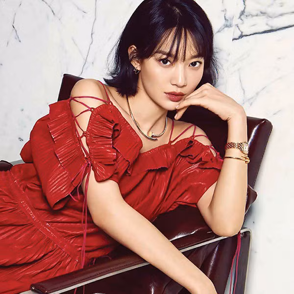 Ở tuổi 35, Shin Min Ah vẫn giữ được vẻ đẹp trẻ trung và thanh tú với mái tóc ngắn.