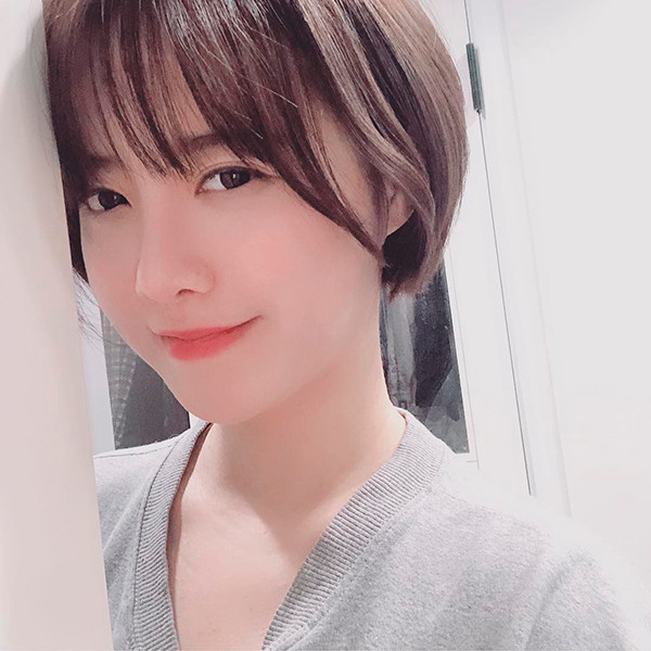Goo Hye Sun khoe vẻ ngây thơ với mái tóc ngắn mái mưa dài, đuôi tóc tỉa gọn ôm sát lấy khuôn mặt.