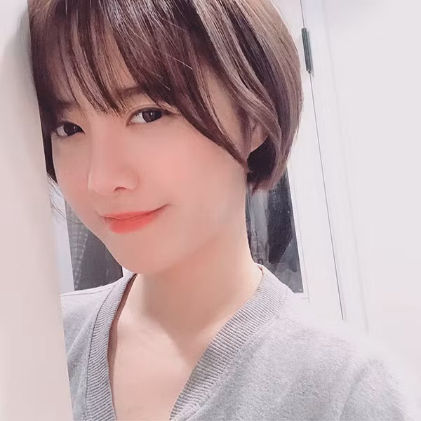 Goo Hye Sun khoe vẻ ngây thơ với mái tóc ngắn mái mưa dài, đuôi tóc tỉa gọn ôm sát lấy khuôn mặt.