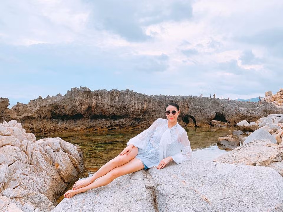 Những thiết kế màu trắng mang đến sự trẻ trung cho hoa hậu Việt Nam 1992.