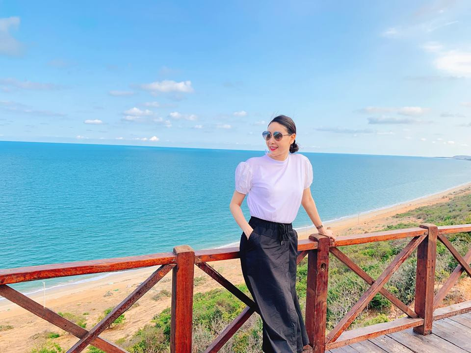 Đen trắng là hai gam màu thời trang sang chảnh thường được Hà Kiều Anh lựa chọn.